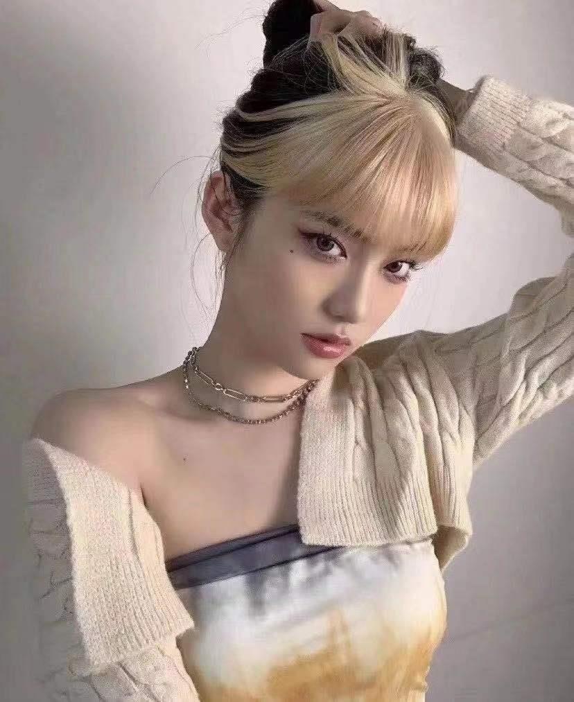 比较时尚比较潮的一个美女很带劲 第1张